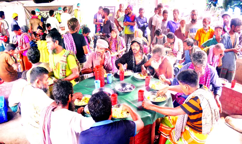 রাস্তার ধারে আন্তরিক আপ্যায়ন- অভুক্ত হলে সবাই অতিথি রাস্তার ধারে আন্তরিক আপ্যায়ন- অভুক্ত হলে সবাই অতিথি