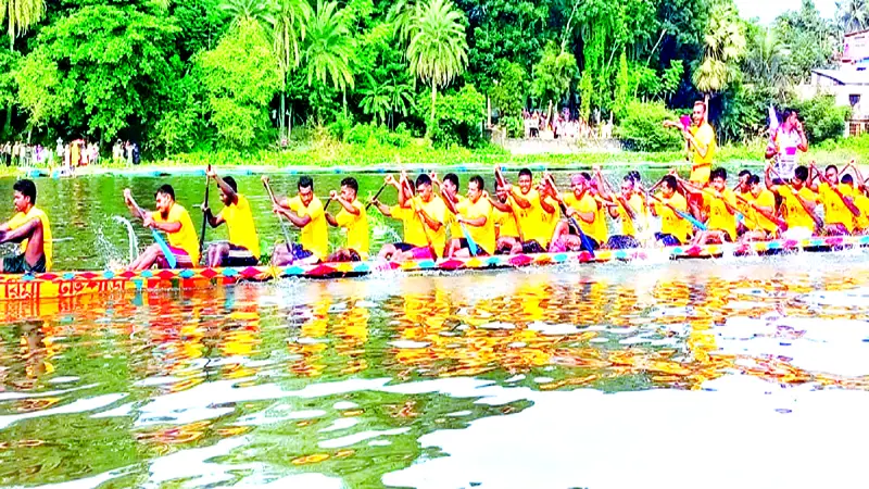 হেঁইও হেঁইও ধ্বনি লোকে লোকারণ্য চিত্রার দুই পাড়