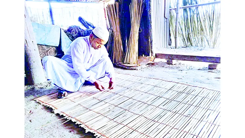 গ্রামবাংলার ঐতিহ্য- নিপুণ হাতে তৈরি মাছ ধরার উপকরণ গ্রামবাংলার ঐতিহ্য- নিপুণ হাতে তৈরি মাছ ধরার উপকরণ