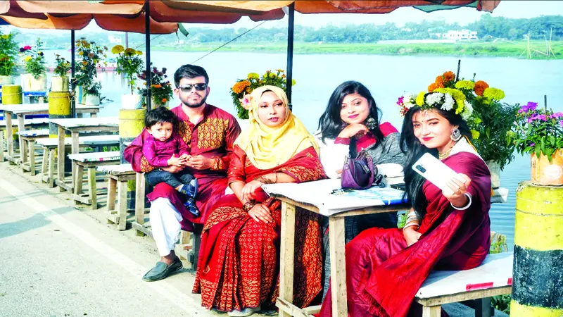 ফুলের গ্রাম দেখতে এসে দর্শনার্থীরা ঘুরে যান হাজরাদি ফুলের গ্রাম দেখতে এসে দর্শনার্থীরা ঘুরে যান হাজরাদি