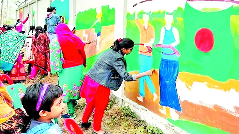 দেওয়ালে দেওয়ালে চিত্র, আঁকছে খুদে শিল্পীরা দেওয়ালে দেওয়ালে চিত্র, আঁকছে খুদে শিল্পীরা