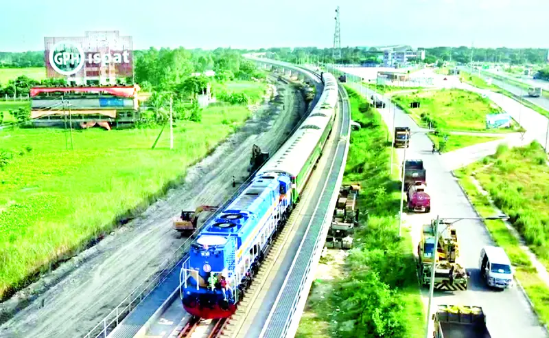 পদ্মা সেতু অতিক্রম করে প্রথম ট্রেন ঢাকায় পদ্মা সেতু অতিক্রম করে প্রথম ট্রেন ঢাকায়