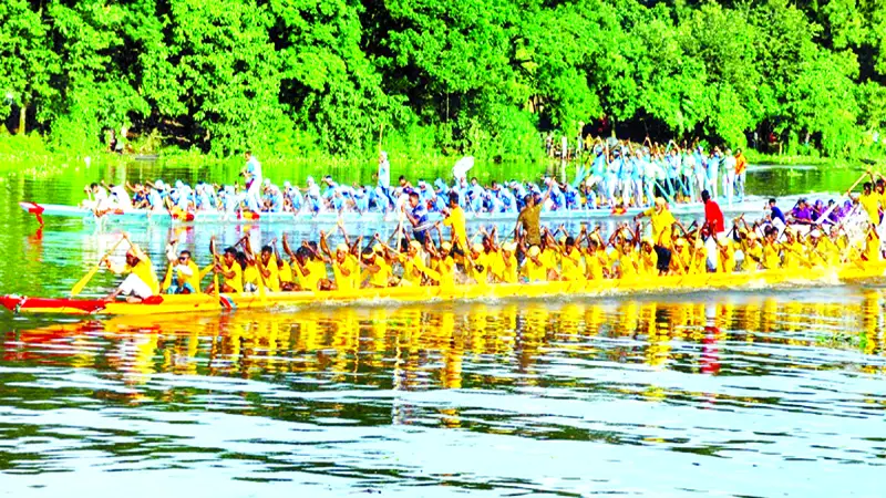 তিতাসের বুকে নৌকাবাইচ দেখল অর্ধ লক্ষাধিক মানুষ তিতাসের বুকে নৌকাবাইচ দেখল অর্ধ লক্ষাধিক মানুষ