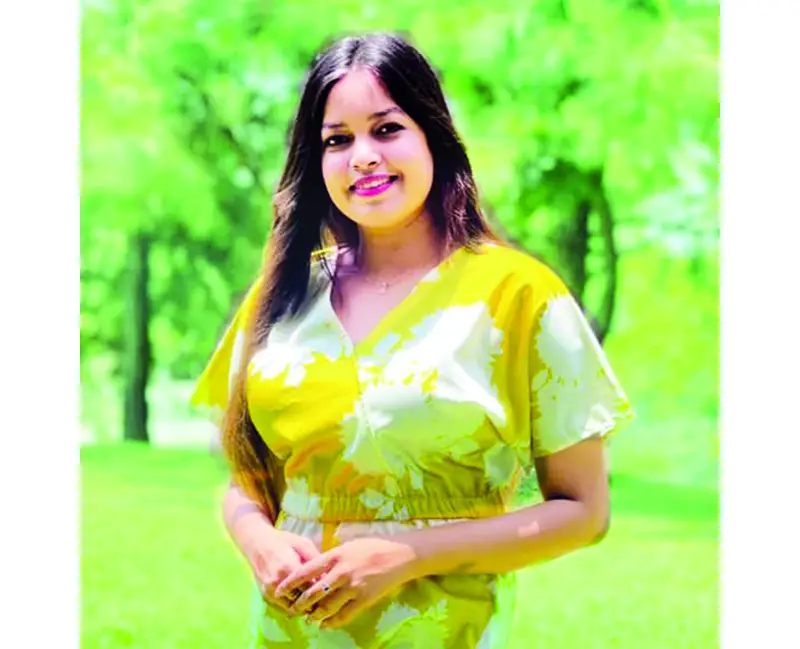 দ্বৈত গানে মনোযোগী অংকন ইয়াসমিন দ্বৈত গানে মনোযোগী অংকন ইয়াসমিন
