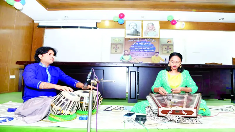 সন্তুর-তবলার যুগলবন্দিতে মুগ্ধ শ্রোতা