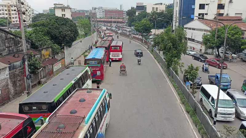 রাজধানীর নাবিস্কো মহাখালি সড়কে রাস্তা জুড়ে  অবৈধ বাস টার্মিনাল
