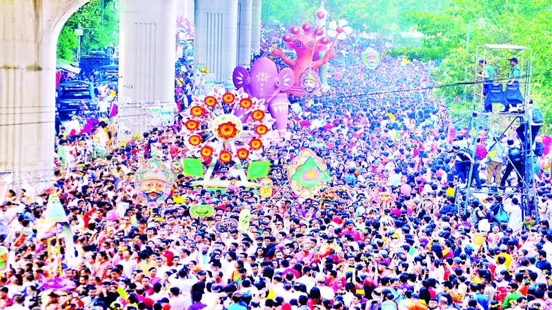বর্ণিল উৎসবে বর্ষবরণ বর্ণিল উৎসবে বর্ষবরণ
