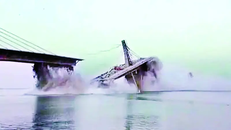 গঙ্গার ওপর নির্মাণাধীন চার লেনের সেতু ধসে পড়ল গঙ্গার ওপর নির্মাণাধীন চার লেনের সেতু ধসে পড়ল