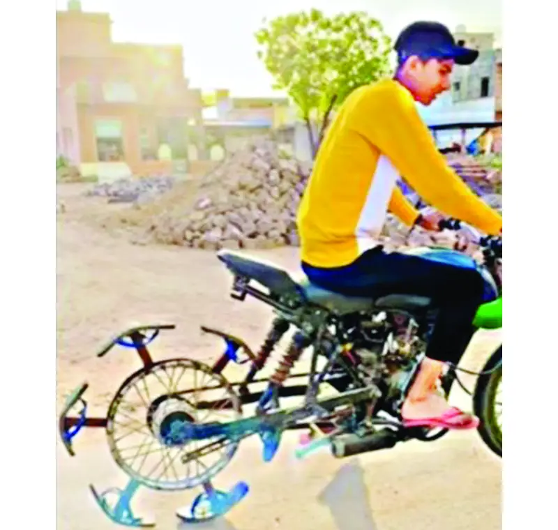 চপ্পল রিংয়ে চলছে বাইক! চপ্পল রিংয়ে চলছে বাইক!