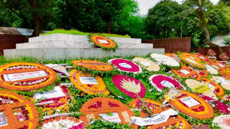ফুলে ফুলে ছেয়ে গেছে জাতীয় কবি কাজী নজরুল ইসলামের সমাধি