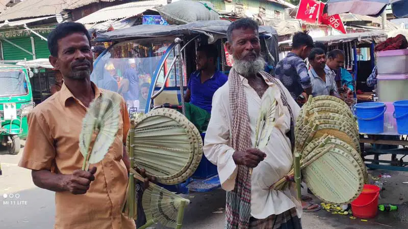 মানিক শিবালয়ের হাট-বাজার ও ঘাট এলাকা ঘুরে বিক্রি হচ্ছে হাত পাখা