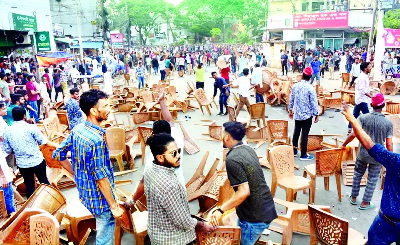 চট্টগ্রামে ১৪ দলের গণসমাবেশে মারামারি চট্টগ্রামে ১৪ দলের গণসমাবেশে মারামারি