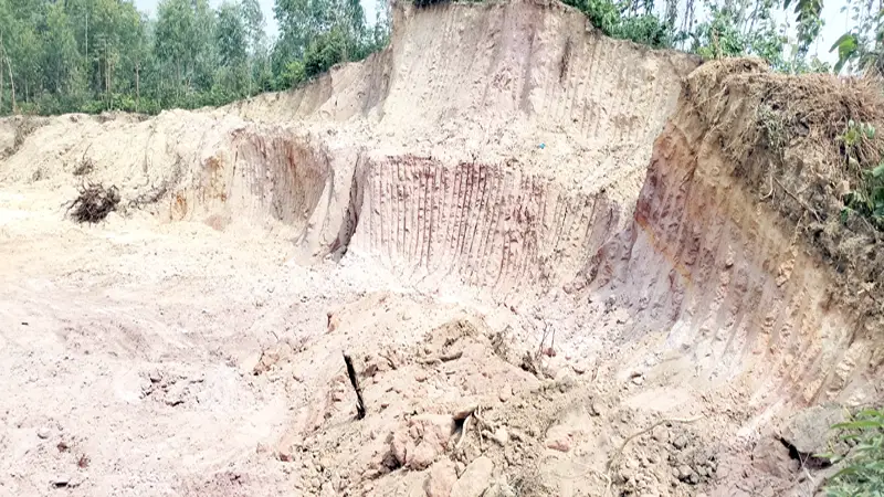 পটিয়ায় পাহাড় কেটে সাবাড় পটিয়ায় পাহাড় কেটে সাবাড়