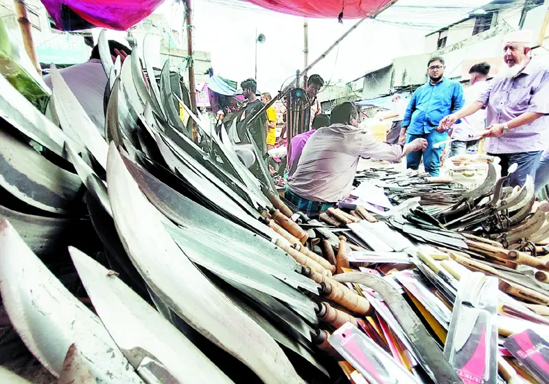 বগুড়ায় কামারশালায় ব্যস্ততা বগুড়ায় কামারশালায় ব্যস্ততা