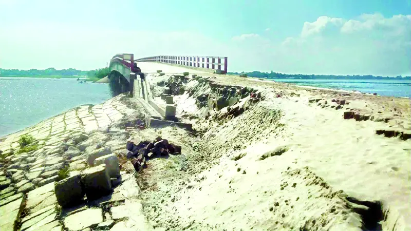 সংযোগ সড়কেই ধুঁকছে সেতু সংযোগ সড়কেই ধুঁকছে সেতু