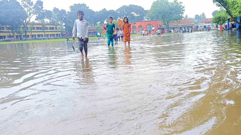 দুই স্কুলের মাঠে জলাবদ্ধতা, ভোগান্তি দুই স্কুলের মাঠে জলাবদ্ধতা, ভোগান্তি