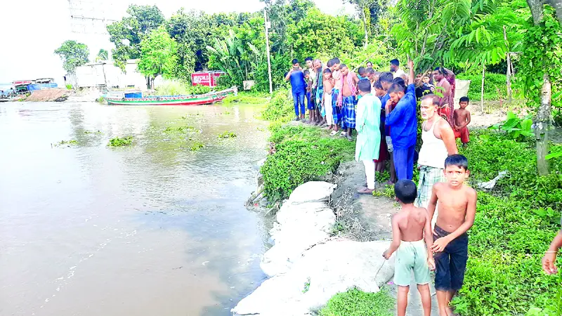 হুমকিতে দৌলতদিয়া ফেরিঘাট হুমকিতে দৌলতদিয়া ফেরিঘাট