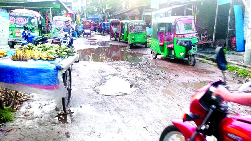 রামগঞ্জে সড়কের ১০ স্পটে ক্ষত রামগঞ্জে সড়কের ১০ স্পটে ক্ষত