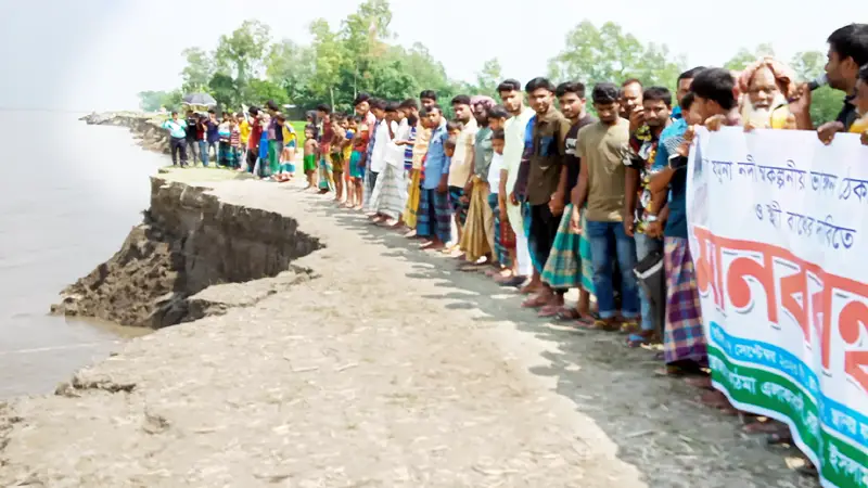যমুনার ভাঙনরোধে স্থায়ী বাঁধ নির্মাণ দাবি যমুনার ভাঙনরোধে স্থায়ী বাঁধ নির্মাণ দাবি