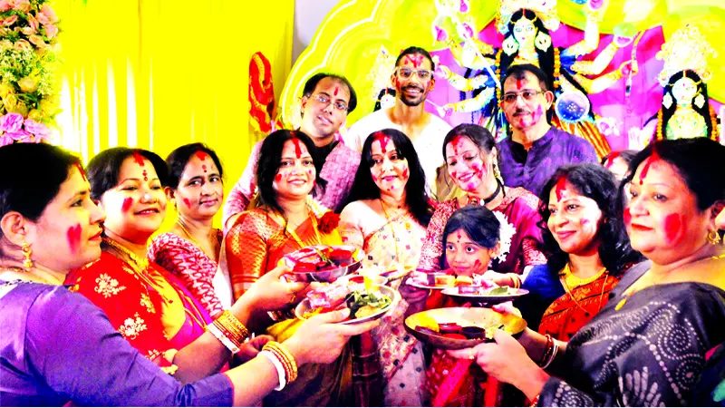মণ্ডপে মণ্ডপে সিঁদুর খেলা শেষে বিসর্জন মণ্ডপে মণ্ডপে সিঁদুর খেলা শেষে বিসর্জন