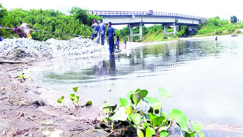 ডাহুক নদীতে পাথর তোলার মচ্ছব, হুমকিতে সেতু ডাহুক নদীতে পাথর তোলার মচ্ছব, হুমকিতে সেতু
