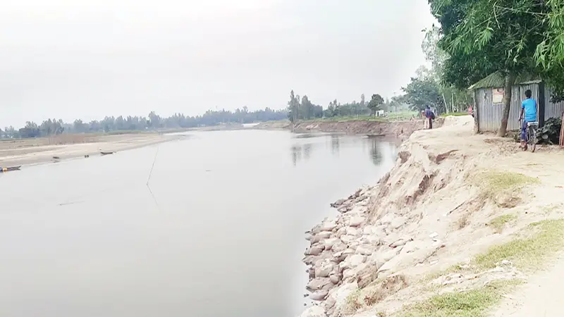 বাঙ্গালি নদীর ভাঙনে বিলীন হচ্ছে জনবসতি বাঙ্গালি নদীর ভাঙনে বিলীন হচ্ছে জনবসতি