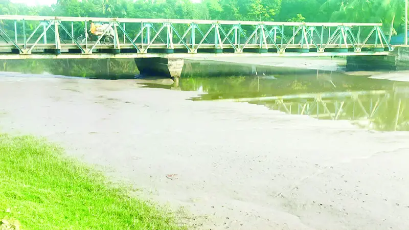কাজের ধীরগতিতে ফের ভরাট হচ্ছে খাল কাজের ধীরগতিতে ফের ভরাট হচ্ছে খাল