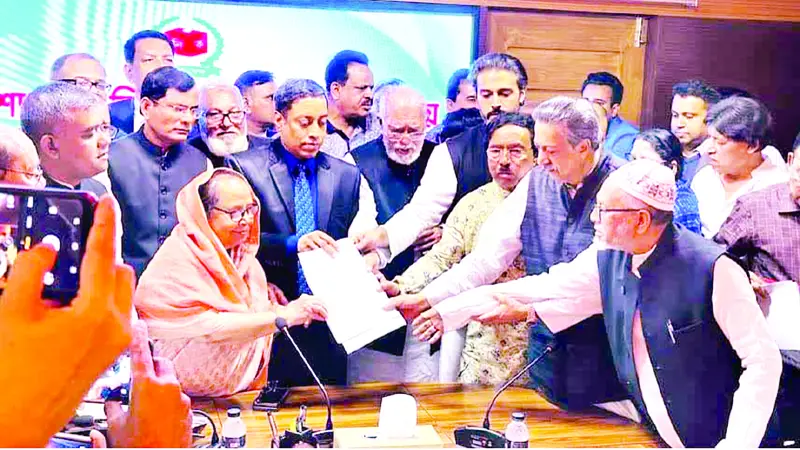 উৎসবমুখর পরিবেশে মনোনয়নপত্র জমা উৎসবমুখর পরিবেশে মনোনয়নপত্র জমা