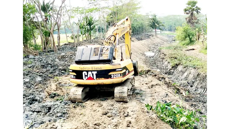 বাকেরগঞ্জে খাল পুনর্খননে অনিয়মের অভিযোগ