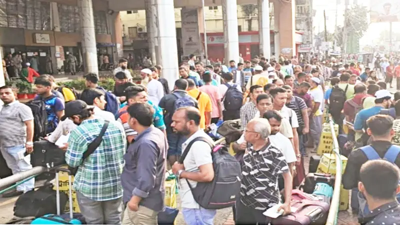 বেনাপোলে যাত্রী পারাপারে ঢল বেনাপোলে যাত্রী পারাপারে ঢল