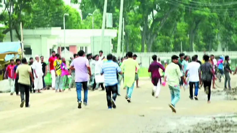 ছাত্রদলের মিছিলে পদ বঞ্চিতদের হামলা ককটেল বিস্ফোরণ ছাত্রদলের মিছিলে পদ বঞ্চিতদের হামলা ককটেল বিস্ফোরণ