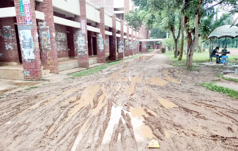 জাবির টিএসসি রাস্তা কাদা-পানিতে একাকার জাবির টিএসসি রাস্তা কাদা-পানিতে একাকার