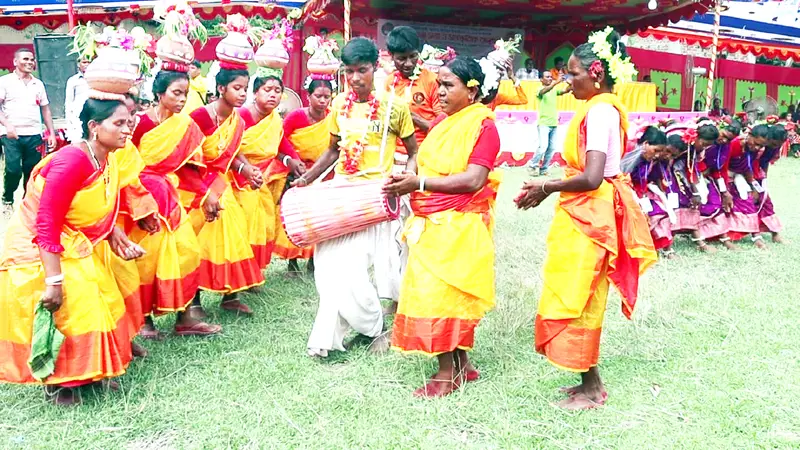 নওগাঁয় ক্ষুদ্র নৃগোষ্ঠীর কারাম উৎসব পালন নওগাঁয় ক্ষুদ্র নৃগোষ্ঠীর কারাম উৎসব পালন