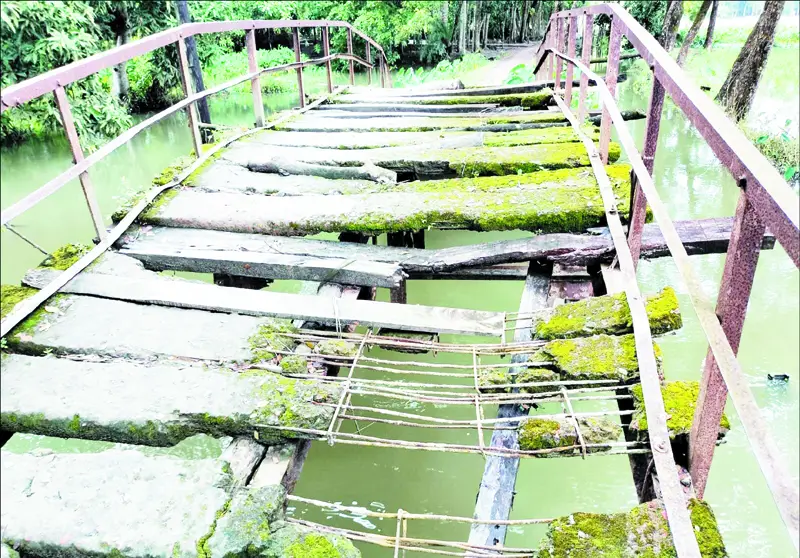 আতাকাঠি সেতু এখন মরণফাঁদ, সংস্কারের দাবি আতাকাঠি সেতু এখন মরণফাঁদ, সংস্কারের দাবি