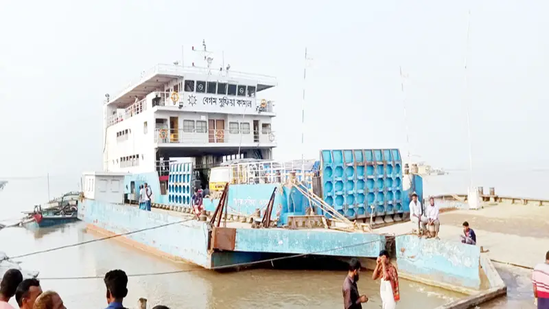 চিলমারী-রৌমারী ফেরি চলাচল বন্ধ ॥ চরম ভোগান্তি চিলমারী-রৌমারী ফেরি চলাচল বন্ধ ॥ চরম ভোগান্তি