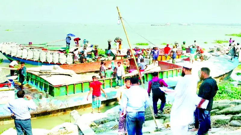 চাঁদপুর শহর রক্ষা বাঁধে ধস চাঁদপুর শহর রক্ষা বাঁধে ধস