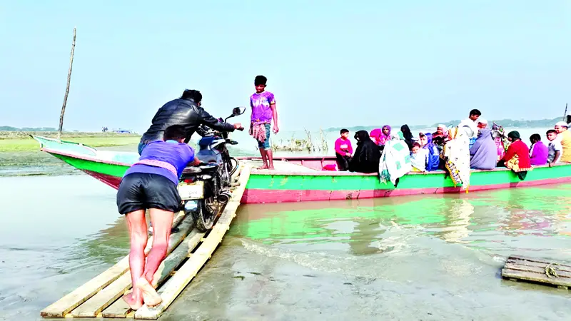 সেতুর অভাবে লাখো মানুষের ভোগান্তি