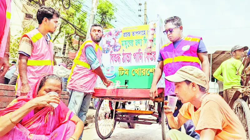 নারায়ণগঞ্জে টিম খোরশেদের ঠাণ্ডা পানি বিতরণ