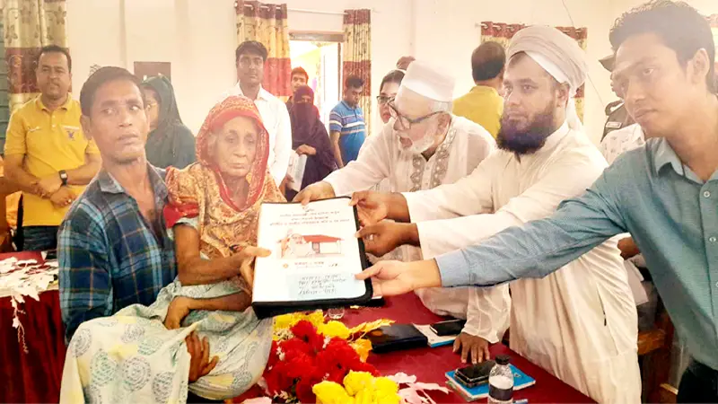 ঘর পেয়ে আনন্দে আত্মহারা ঘর পেয়ে আনন্দে আত্মহারা