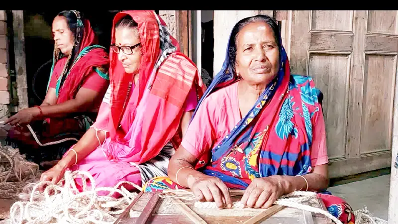 পাটপণ্যেই স্বাবলম্বী খ্রিস্টান মিশন পল্লীর নারীরা পাটপণ্যেই স্বাবলম্বী খ্রিস্টান মিশন পল্লীর নারীরা