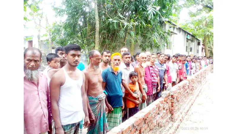গোবিন্দগঞ্জে সাত শতাধিক মানুষের চলাচলের রাস্তায় প্রভাবশালীর দেওয়া গোবিন্দগঞ্জে সাত শতাধিক মানুষের চলাচলের রাস্তায় প্রভাবশালীর দেওয়া
