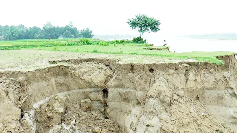 ভাঙনে দিশেহারা ব্রহ্মপুত্র তীরের বাসিন্দারা ভাঙনে দিশেহারা ব্রহ্মপুত্র তীরের বাসিন্দারা