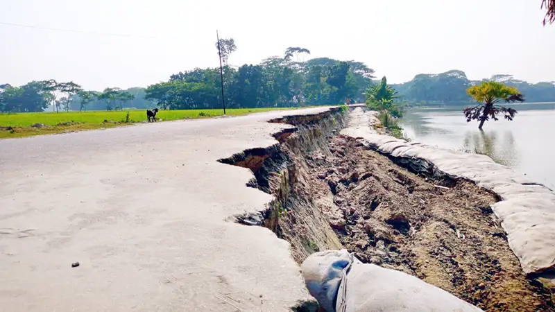 দুই দপ্তরের ঠেলাঠেলি নদীতে বিলীন সড়ক দুই দপ্তরের ঠেলাঠেলি নদীতে বিলীন সড়ক