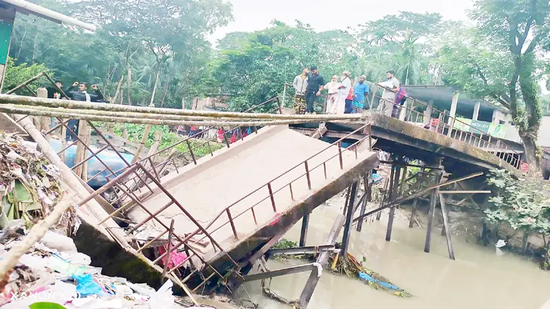 পিরোজপুরে সেতু ভেঙে খালে, ভোগান্তিতে মানুষ