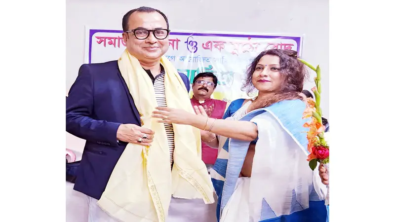 ভারতে সম্মাননা পেলেন কলামিস্ট মীর আলীম ভারতে সম্মাননা পেলেন কলামিস্ট মীর আলীম