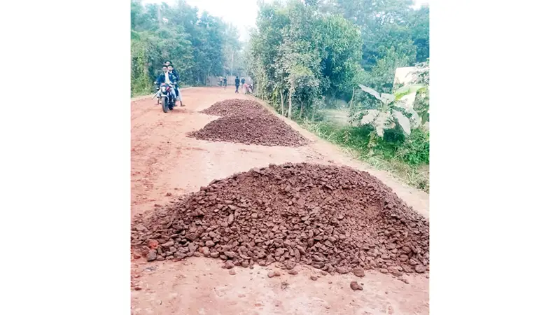 নিম্নমানের সামগ্রী দিয়ে রাস্তা নির্মাণ, পরিদর্শনে গিয়ে আহত এলটি নিম্নমানের সামগ্রী দিয়ে রাস্তা নির্মাণ, পরিদর্শনে গিয়ে আহত এলটি