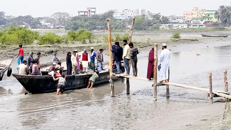 নাব্য সংকটে লোহালিয়া খেয়াঘাট ॥ ভোগান্তি