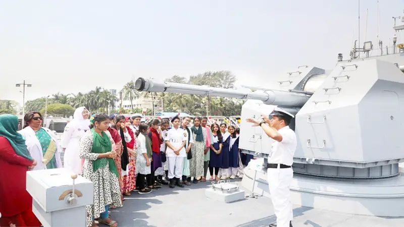 মোংলায় দুই যুদ্ধ জাহাজ উন্মুক্ত মোংলায় দুই যুদ্ধ জাহাজ উন্মুক্ত