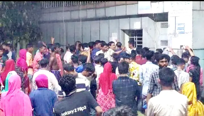 শ্রীপুরে বকেয়া দাবিতে কারখানা শ্রমিকদের অবরোধ, বিক্ষোভ শ্রীপুরে বকেয়া দাবিতে কারখানা শ্রমিকদের অবরোধ, বিক্ষোভ