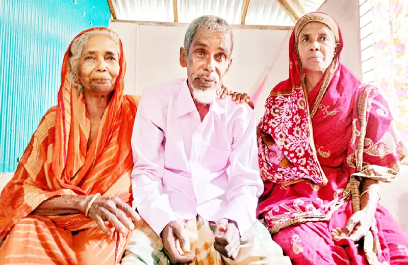 ৩৩ বছর পর ছেলে ফিরে এলো মায়ের কোলে ৩৩ বছর পর ছেলে ফিরে এলো মায়ের কোলে